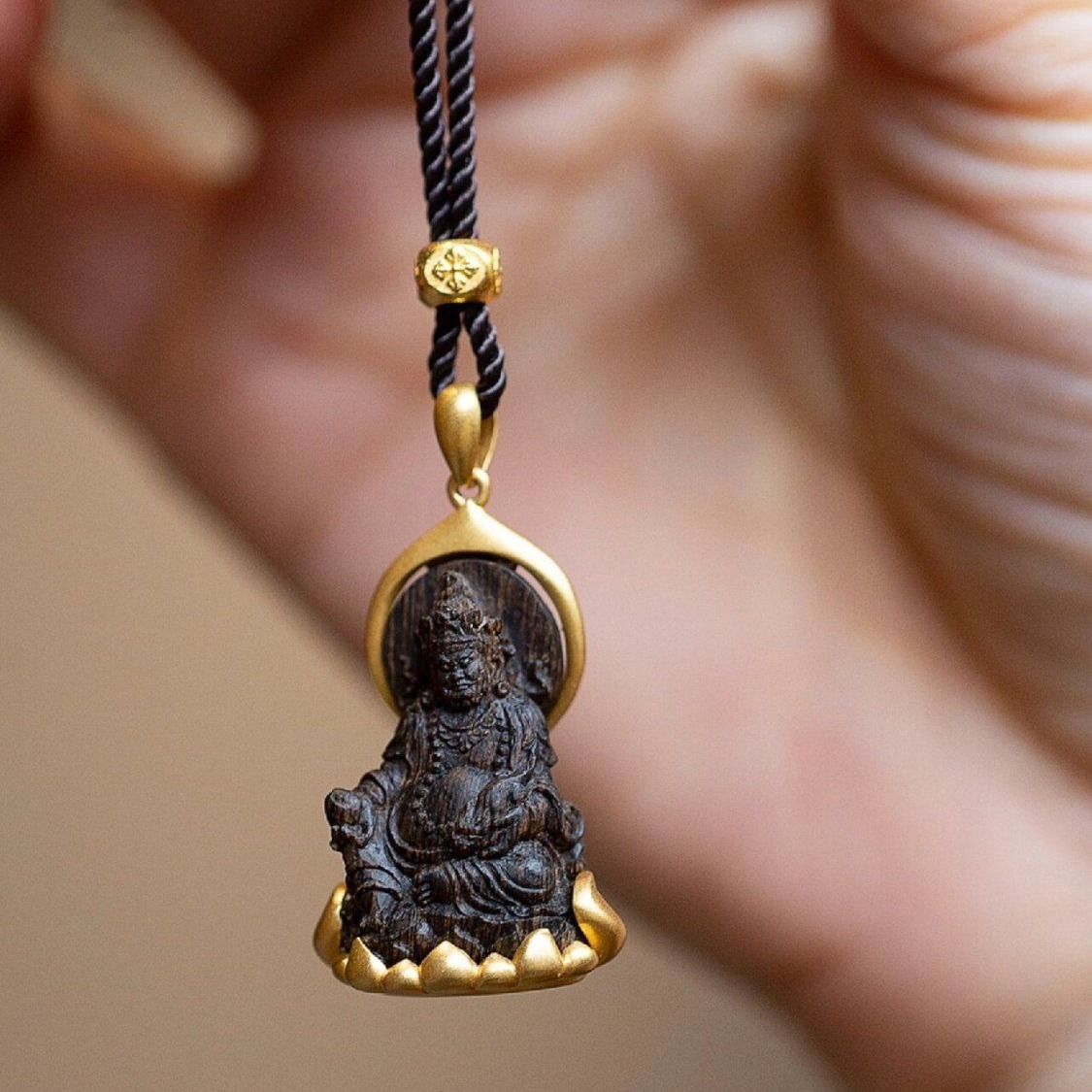 Yellow God of Wealth Pendant M - Ethnic Fashion Meaning recension och pris