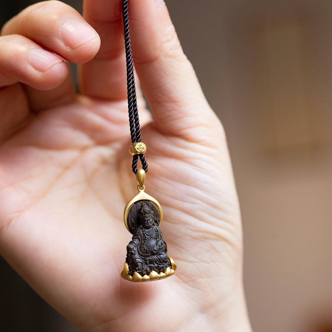 Yellow God of Wealth Pendant M - Ethnic Fashion Meaning recension och pris