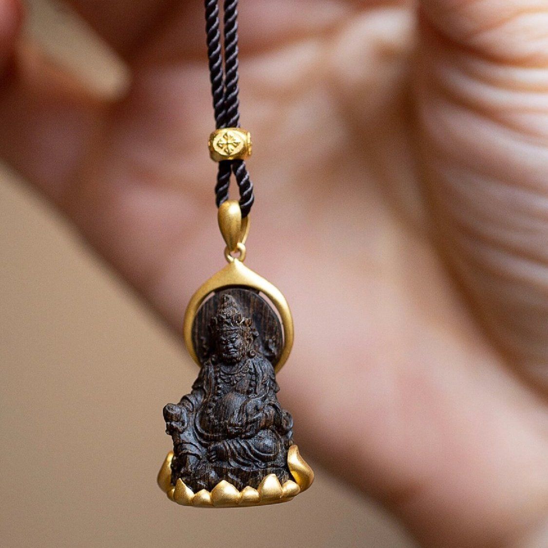 Yellow God of Wealth Pendant M - Ethnic Fashion Meaning recension och pris